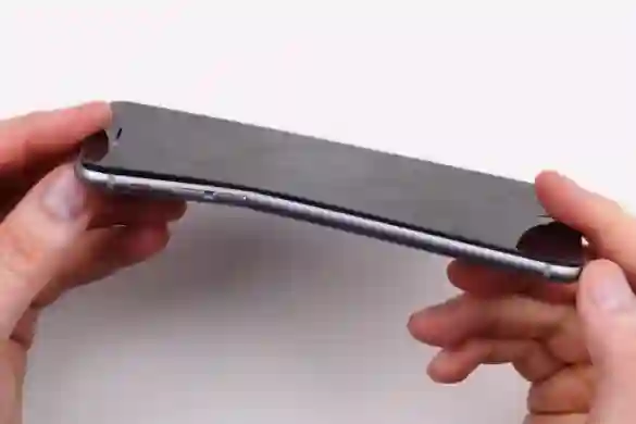 VIDEO: Velika greška novih iPhonea 6 - savijaju se već pod pritiskom prstiju