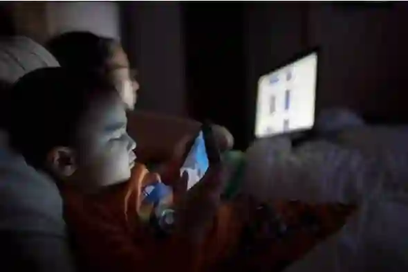 Roditelji sve više zanemaruju djecu zbog pametnih telefona