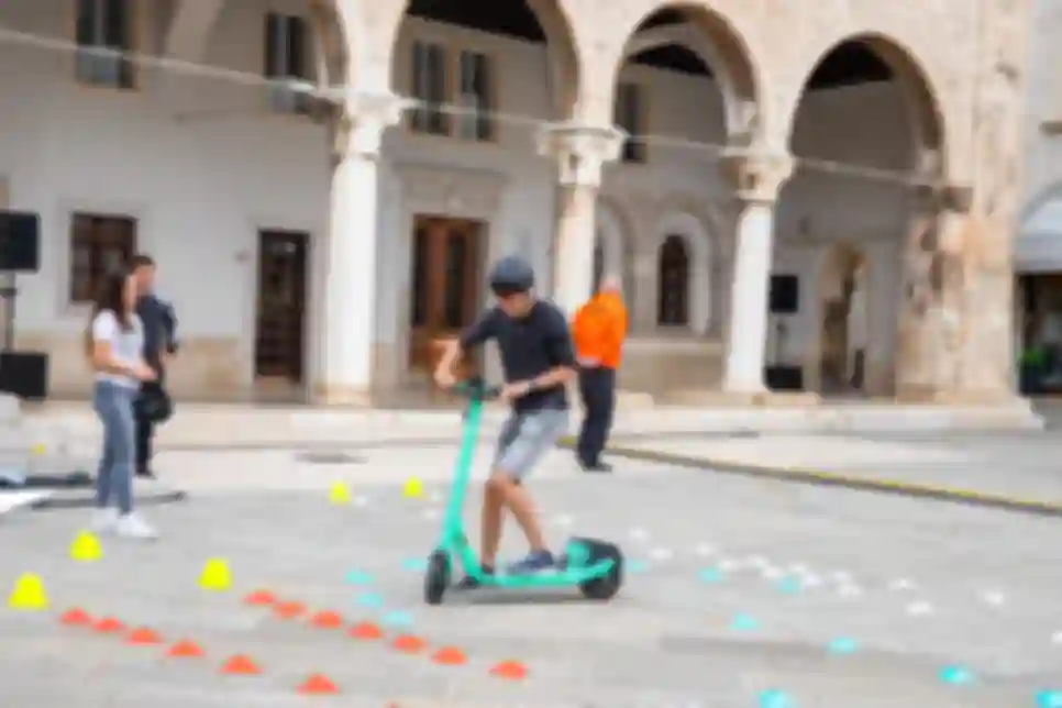 Grad Pula i Bolt proveli edukaciju sigurne vožnje električnim romobilima