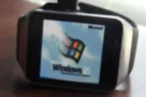 VIDEO: Haker na pametni sat instalirao Windows 95, a potom zaigrao i Doom