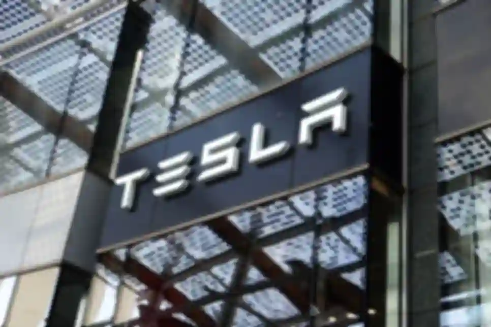 Tesla troši gotovinu na autonomiju
