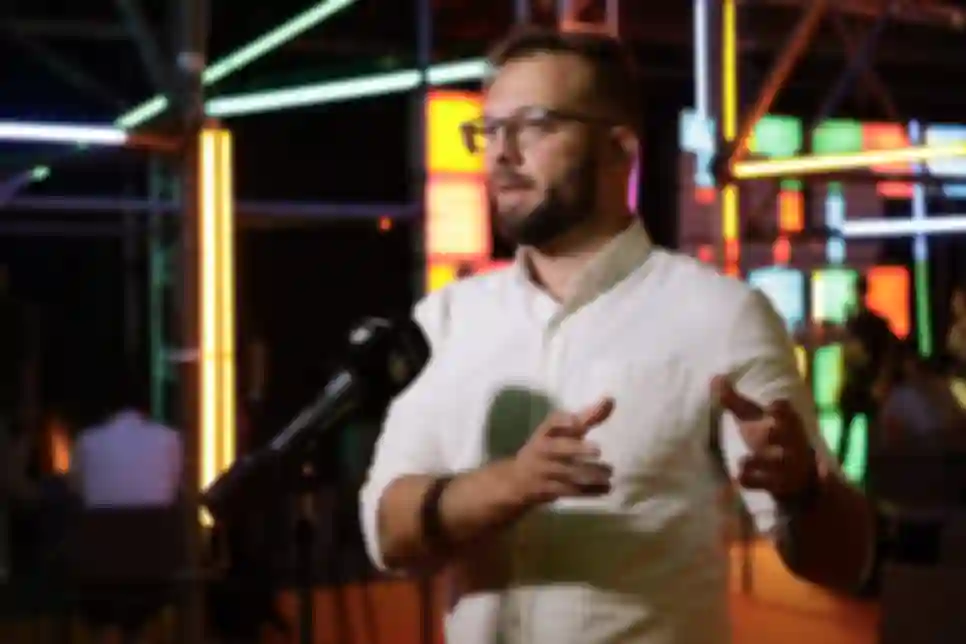 Evolucija jezičnih modela: između univerzalnog znanja i domenske specijalizacije