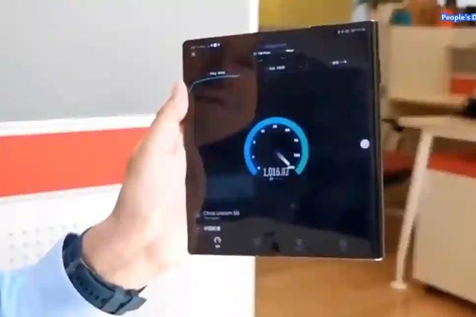 Direktor Huaweija podijelio video savitljivog Mate X kako dostiže 5G brzine