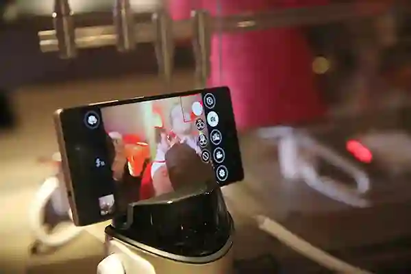 Lenovo predstavio nove mobitele, Plus E-Ink smartband i selfie dodatke