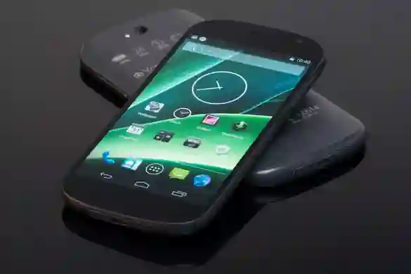 Stižu YotaPhone 3 i YotaPhone 2c