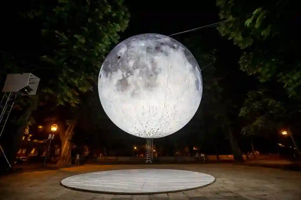 Velika svjetlosna instalacija „Touch the Moon“ na Trgu Mažuranića spušta Zemljin satelit na dlan svih posjetitelja