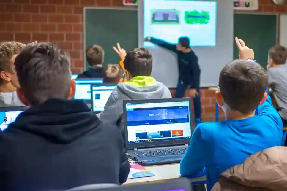 Praznici donose školarcima digitalne zimske programe i poklone u Algebri
