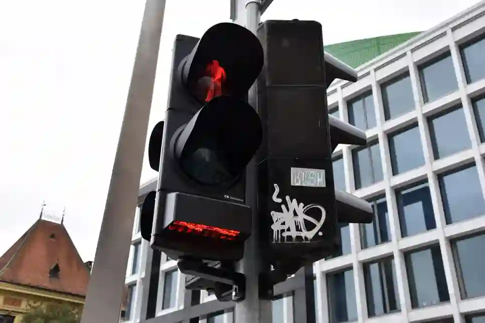 Postavljen prvi semafor s horizontalnom signalizacijom za pješake zadubljene u ekran mobitela