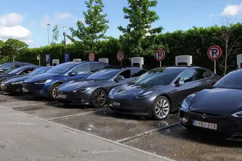 Tesla softverskim ažuriranjem omogućila svojim vozilima prepoznavanje znakova za brzinu