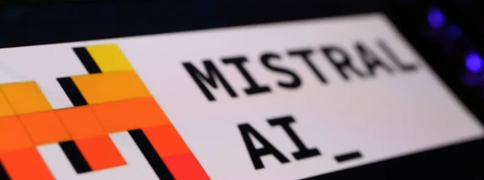 Mistral predstavio AI asistenta za kodiranje