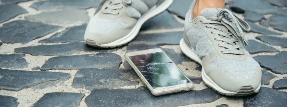 Španjolcima mobitel najčešće ispada u šetnji ili na trčanju, Poljacima na toaletu, a Talijani muku muče s praznom baterijom