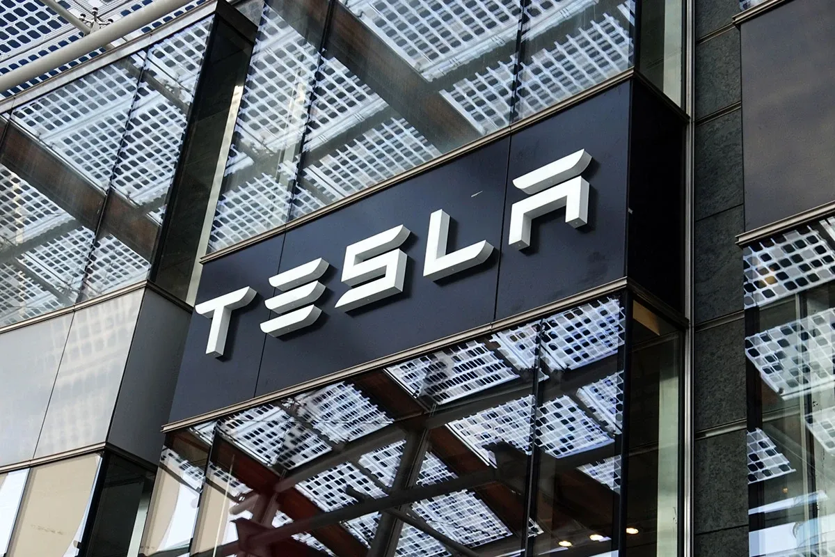 Tesla troši gotovinu na autonomiju