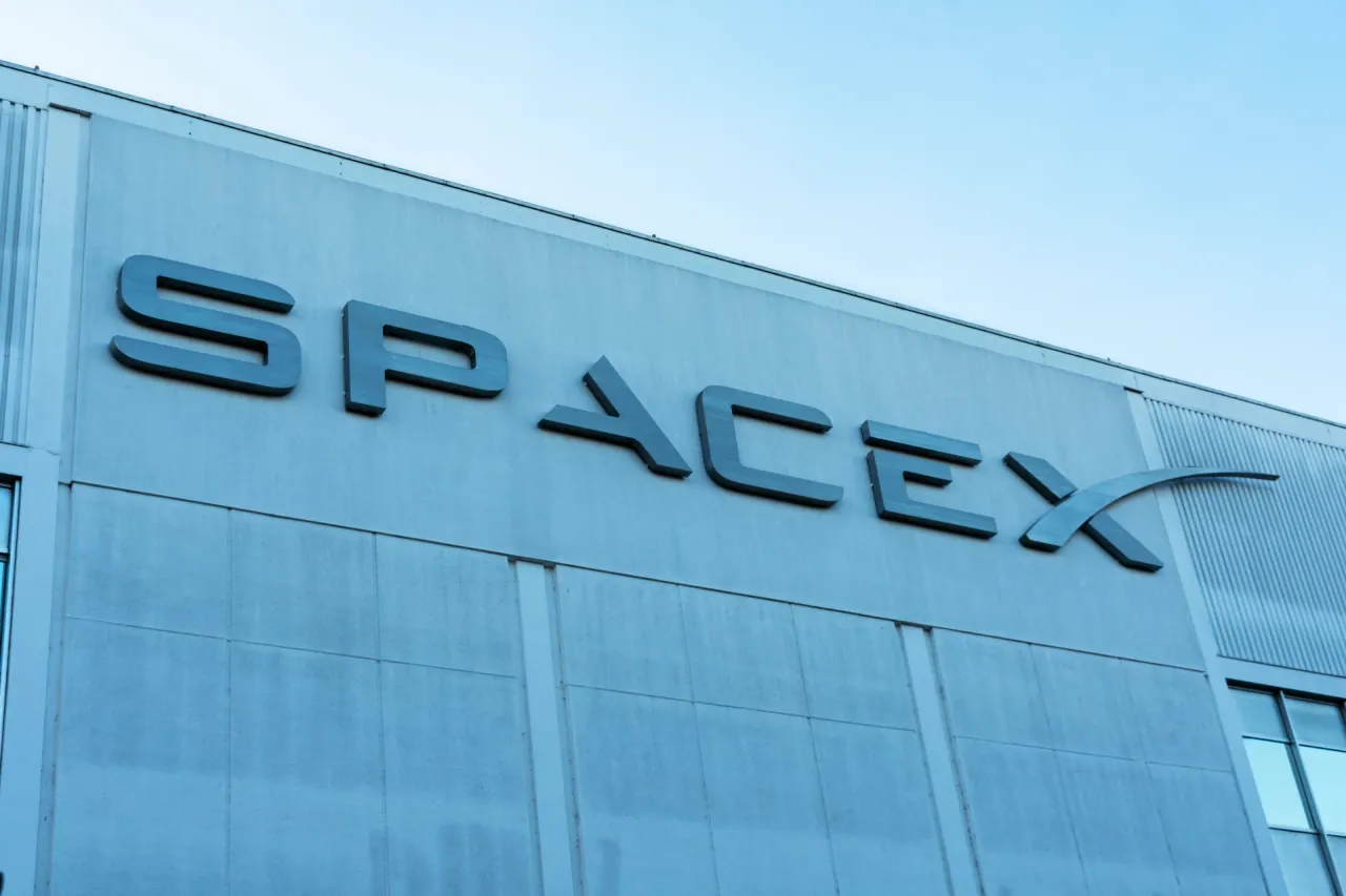 SpaceX najavljuje novu satelitsku uslugu za mobitele 2028.