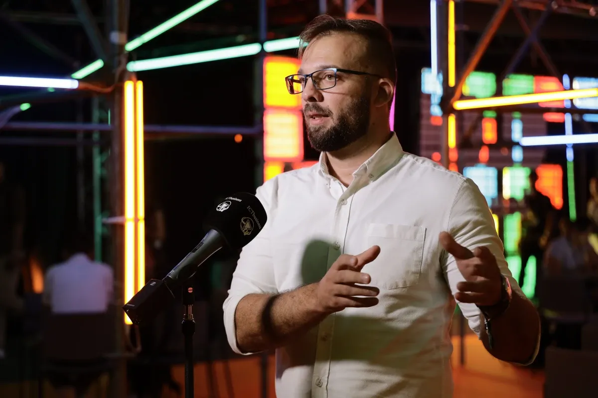 Evolucija jezičnih modela: između univerzalnog znanja i domenske specijalizacije