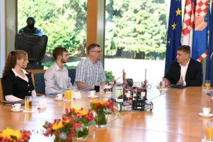 Predsjednik Milanović se susreo s robotičarima koji predstavljaju Hrvatsku u Singapuru