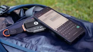 Bullitt i Motorola predstavili bluetooth uređaj za satelitsko slanje poruka