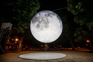 Velika svjetlosna instalacija „Touch the Moon“ na Trgu Mažuranića spušta Zemljin satelit na dlan svih posjetitelja