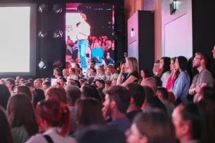 Kada AI i biznis komuniciraju: tko je kreativan, tko precizan, a tko samo glasan?