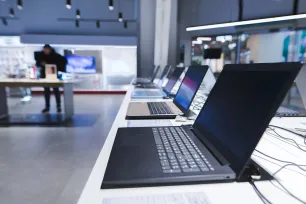 Isporuke osobnih računala porasle su jedan posto u trećem kvartalu, Lenovo vodeći