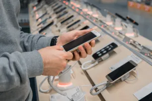 Predviđa se rast tržišta pametnih telefona od 6,2 posto u 2024