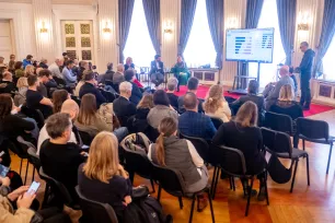 Mladi u AI vide filter toksičnog sadržaja na društvenim mrežama, no za ozbiljne probleme i dalje žele savjet ljudskog stručnjaka