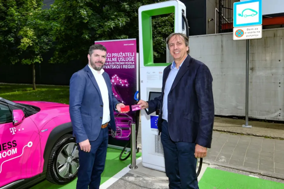 Hrvatski Telekom i Konzum otvorili ultrabrzu e-punionicu u Zagrebu